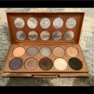 Eye shadow palette